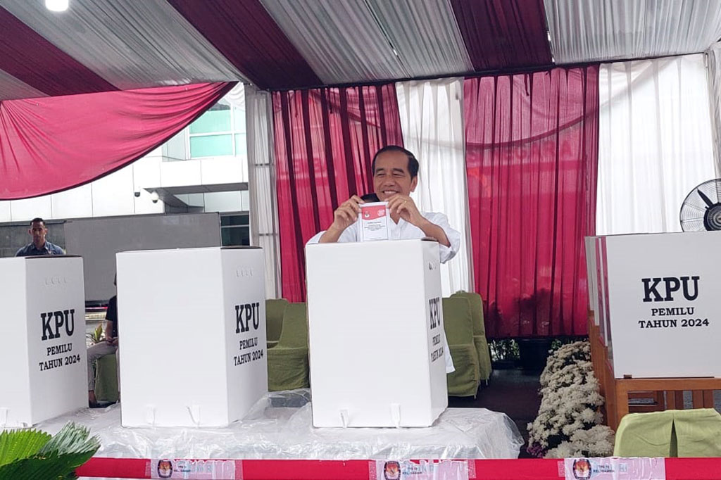 Usai memasukkan kertas suara ke dalam kotak suara sesuai jenisnya, Jokowi dan Iriana mencelupkan jari kelingking kanan mereka ke dalam botol berisi tinta di meja petugas KPPS.