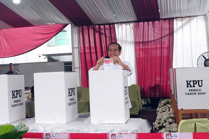 Usai memasukkan kertas suara ke dalam kotak suara sesuai jenisnya, Jokowi dan Iriana mencelupkan jari kelingking kanan mereka ke dalam botol berisi tinta di meja petugas KPPS.