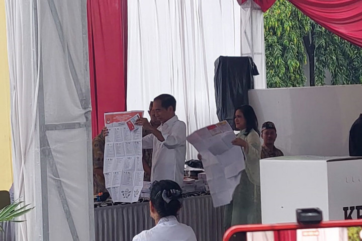 Selanjutnya, Jokowi dan Iriana dipersilakan menuju bilik suara pencoblosan. Jokowi berada di dalam bilik suara sekitar 2 menit untuk menentukan kontestan pilihannya.