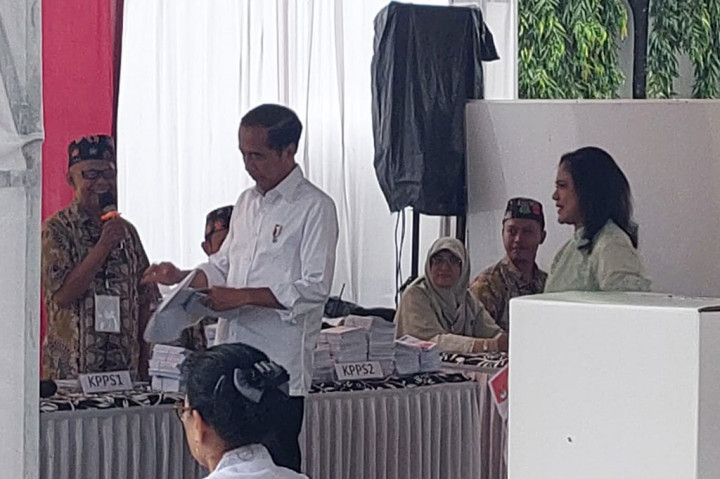 Jokowi dan Iriana tiba di TPS itu sekitar pukul 08.50 WIB dan memulai proses pencoblosan dengan mengisi daftar hadir di meja pertama Kelompok Penyelenggara Pemungutan Suara (KPPS) TPS 10 Gambir.