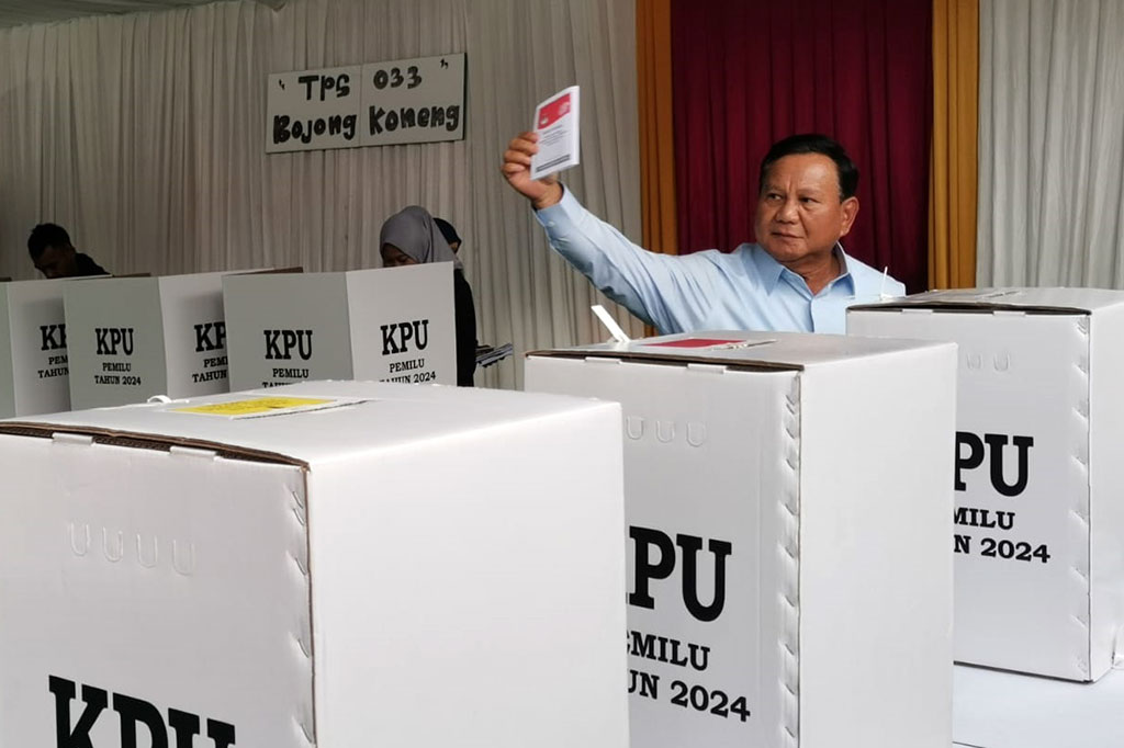 Calon presiden nomor urut 2, Prabowo Subianto, menggunakan hak suaranya di pemilihan umum (pemilu) 2024 melalu TPS 33 Bojong Koneng, Kecamatan Babakan Madang, Kabupaten Bogor pada Rabu (14-2-2024) pukul 09.00 WIB. Dia datang beserta ajudannya dengan mengenakan kemeja biru dan topi biru.