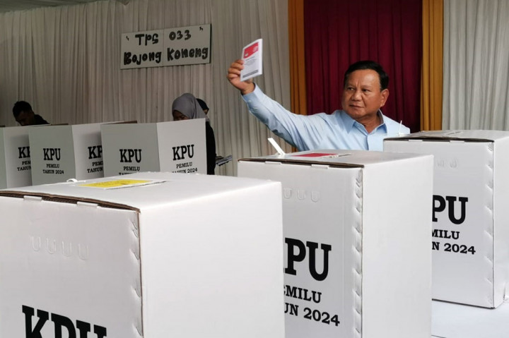 Calon presiden nomor urut 2, Prabowo Subianto, menggunakan hak suaranya di pemilihan umum (pemilu) 2024 melalu TPS 33 Bojong Koneng, Kecamatan Babakan Madang, Kabupaten Bogor pada Rabu (14-2-2024) pukul 09.00 WIB. Dia datang beserta ajudannya dengan mengenakan kemeja biru dan topi biru.