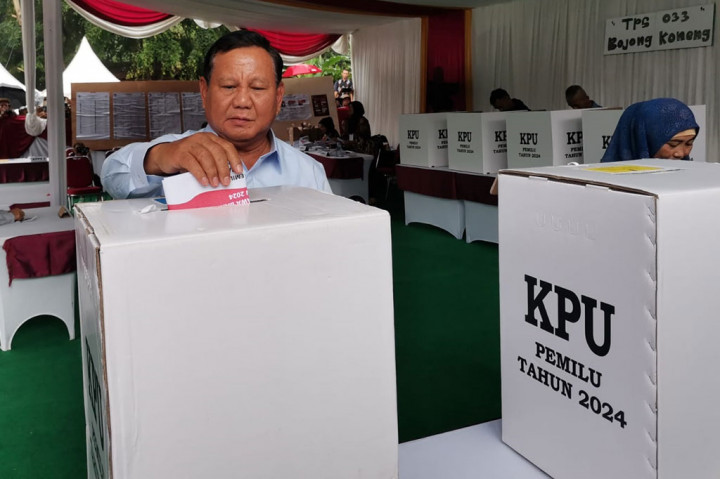 Akhirnya, dia pun mencoblos 5 lembar suara, memasukannya ke dalam kotak pemungutan suara, dan mencelupkan jarinya ke dalam bak tinta. 