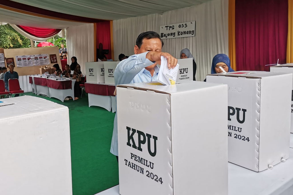 Menurut pantauan, Prabowo hadir di TPS 33 Bojong Koneng selama 15 menit. Dia juga mengapresiasi petugas Kelompok Penyelenggara Pemungutan Suara (KPPS) menyiapkan TPS 33 dengan baik.