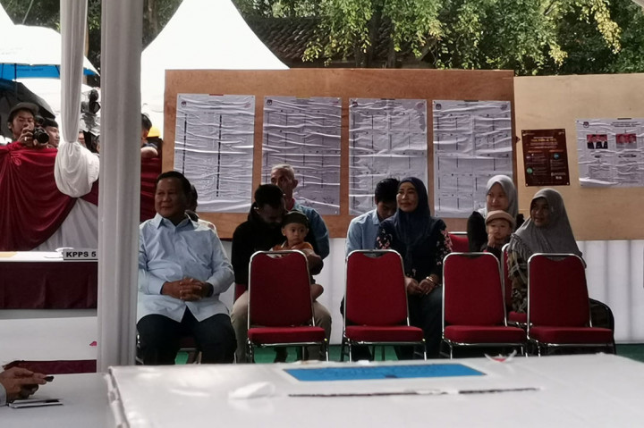 Prabowo datang dan mengikuti pemilu berbaur dengan sejumlah warga lainnya yang juga ikut mencoblos di TPS 33 Bojong Koneng. Tampak beberapa kali Prabowo menyapa warga dan awak media.