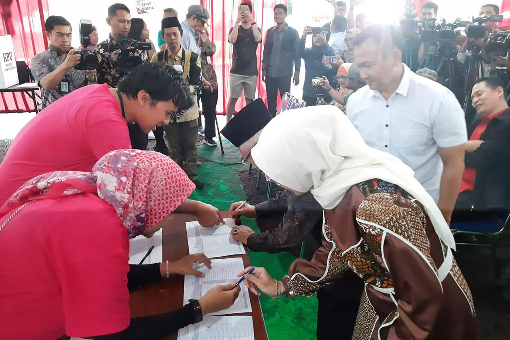 Wakil Presiden Ma'ruf Amin bersama istrinya, Wury Estu Handayani, menggunakan hak pilih mereka pada Pemilu 2024 di Tempat Pemungutan Suara (TPS) 033, Kompleks Perumahan Taman Arcadia Mediterania, Tapos, Cimanggis, Depok, Jawa Barat, Rabu, 14 Februari 2024 pagi.