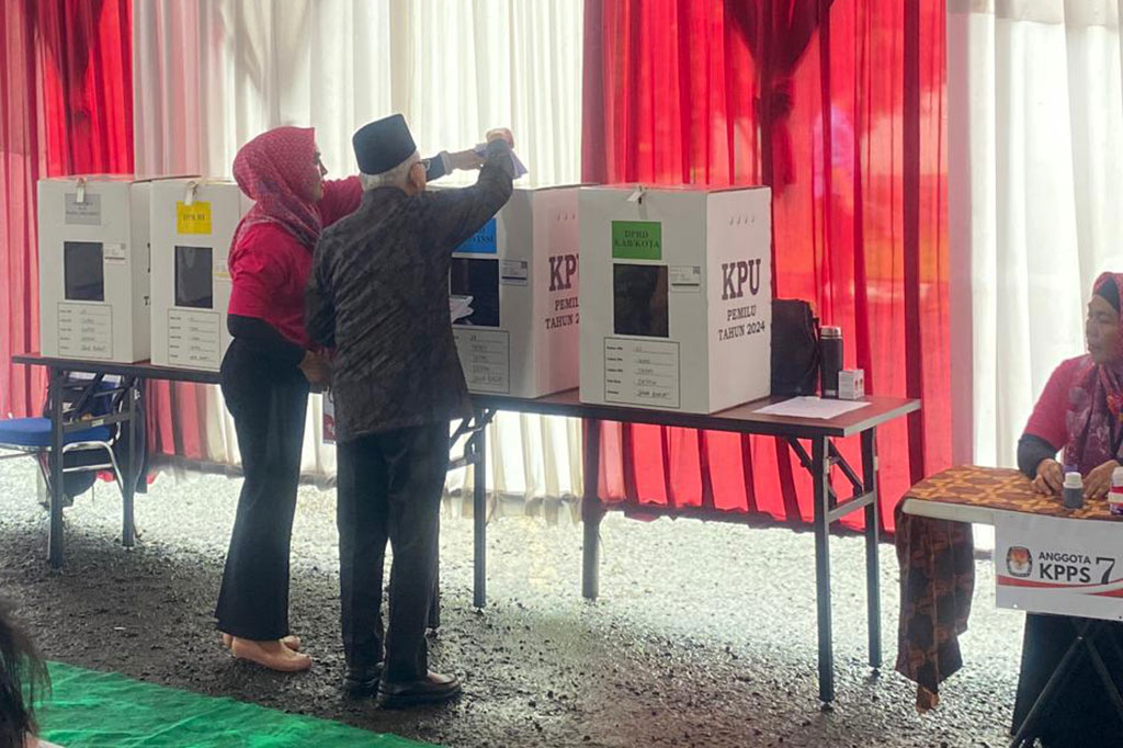 Berdasarkan informasi yang diperoleh, di TPS 033 Cimanggis, Ma'ruf Amin terdaftar sebagai daftar pemilih tetap (DPT) dengan nomor urut 94, sedangkan Wury terdaftar dengan nomor urut 180.