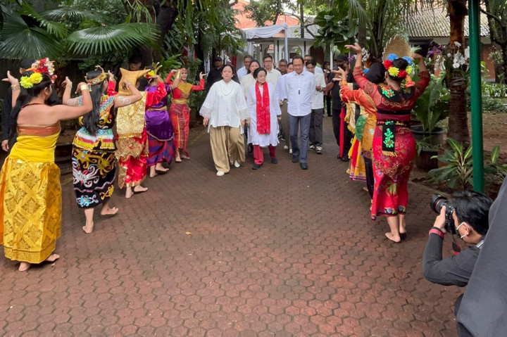  Sekitar pukul 11.00 WIB, Ketua Umum PDI Perjuangan Megawati Soekarno Putri tiba di TPS 053, Kebagusan, Jakarta Selatan, Rabu 14 Februai 2024. Kedatangannya diiringi dengan para penari yang memakai pakaian adat plus musik Betawi.