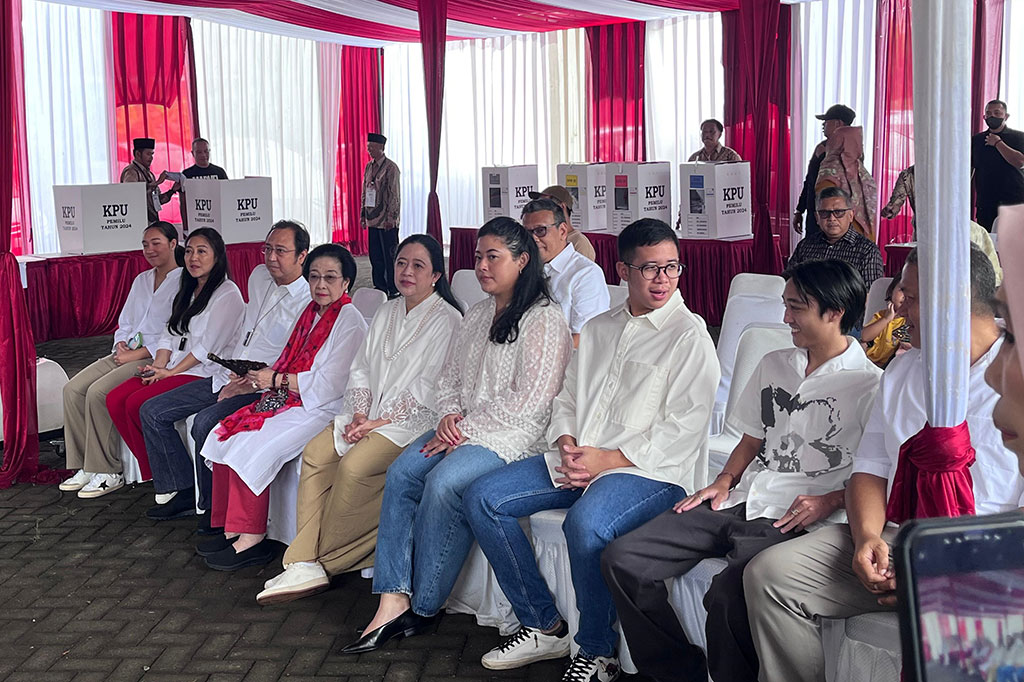 Berdasarkan pantauan Medcom.id, Megawati ditemani anaknya Puan Maharani dan keluarga besar. Mereka kompak mengenakan baju putih dengan blouse syal panjang berwarna merah. 