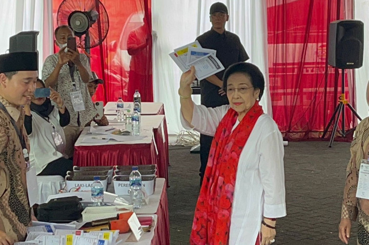 Megawati kemudian menggunakan hak suaranya untuk mencoblos pada Pemilu 2024.