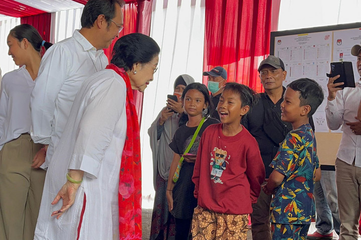Selesai mencoblos, Megawati juga menyalami beberapa anak kecil yang ingin mendatanginya. Meski percakapannya tak diketahui, tapi para anak tersebut tampak semringah.
