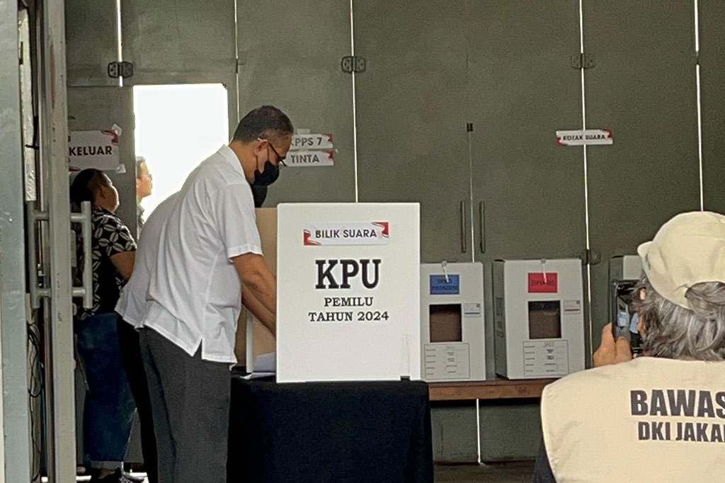 Sejumlah tahanan mayoritas menggunakan kemeja putih dan tidak mengenakan rompi tahanan KPK. Tidak banyak bicaa dan interaksi dengan awak media, para tahanan KPK tersebut dengan cepat menggunakan hak pilihnya di bilik suara.