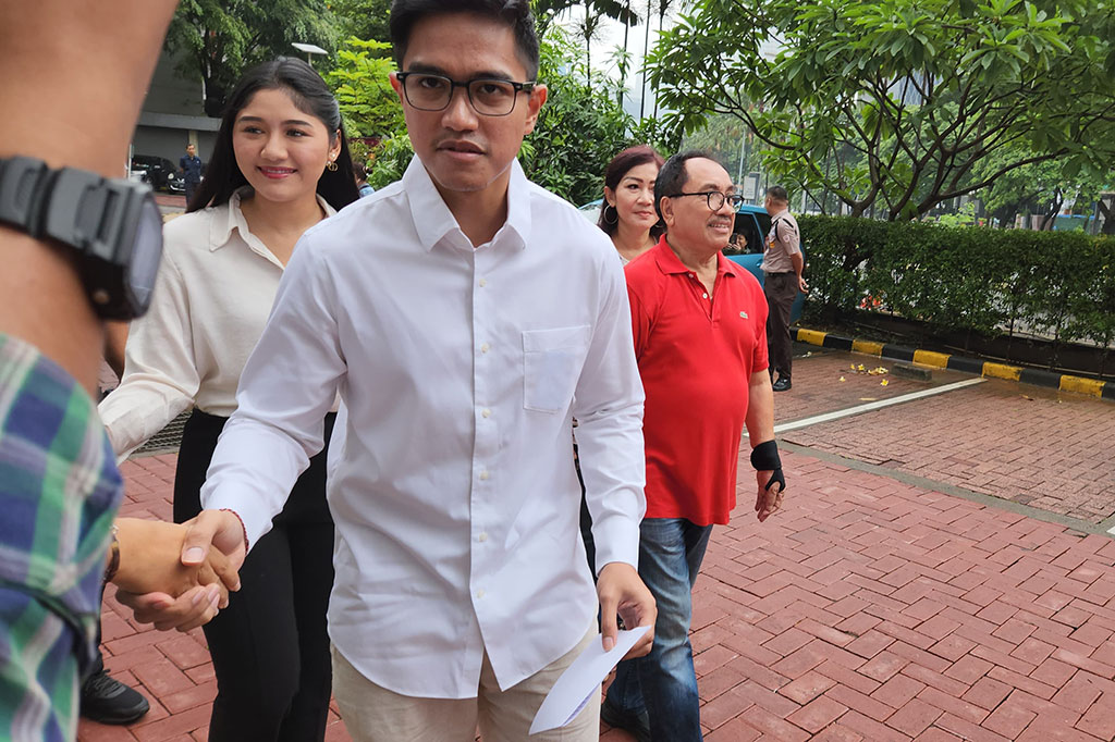 Ketua Umum Partai Solidaritas Indonesia (PSI) Kaesang Pangarep bersama istrinya, Erina Gudono, kompak mengenakan baju bernuansa putih saat mencoblos di TPS 063, Jalan Apartemen Taman Rasuna, Menteng Atas, Setiabudi, Jakarta Selatan, Jakarta, Rabu, 14 Februari 2024.