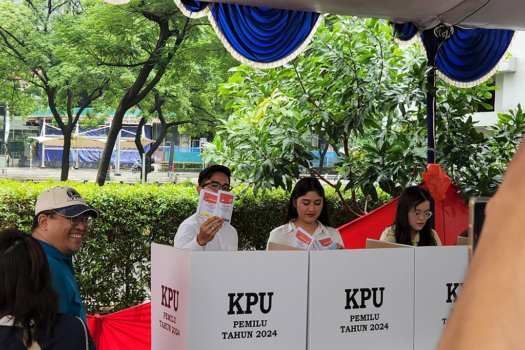 Kaesang dan Erina masuk ke bilik suara TPS 063 pukul 10.00 WIB. Usai menyalurkan hak suaranya, Kaesang dan Erina sempat menunjukkan surat suara kepada awak media sebelum memasukkan surat tersebut ke kotak suara.