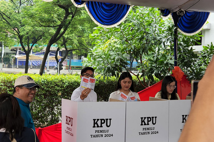 Kaesang dan Erina masuk ke bilik suara TPS 063 pukul 10.00 WIB. Usai menyalurkan hak suaranya, Kaesang dan Erina sempat menunjukkan surat suara kepada awak media sebelum memasukkan surat tersebut ke kotak suara.