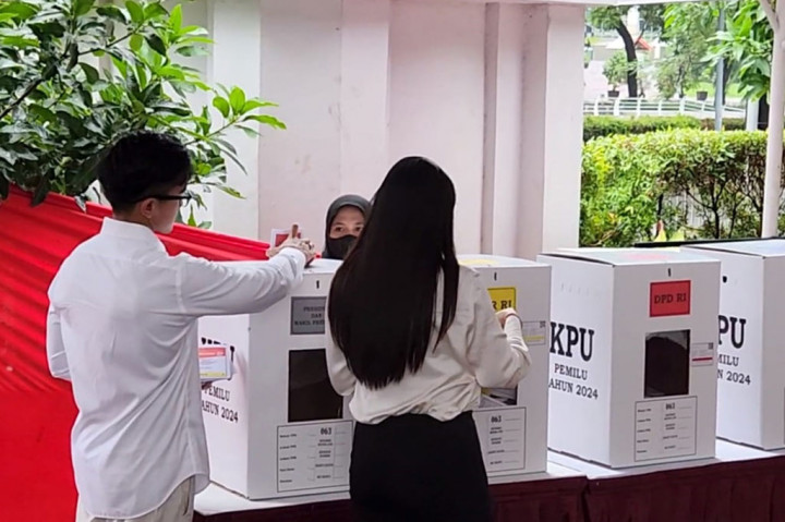 Usai mencoblos, Kaesang dan Erina melayani foto bersama warga. Setelahnya, putra bungsu Presiden Joko Widodo itu menyapa awak media dan menyampaikan bahwa dia yakin partai yang dia pimpin bisa masuk ke Parlemen Senayan.