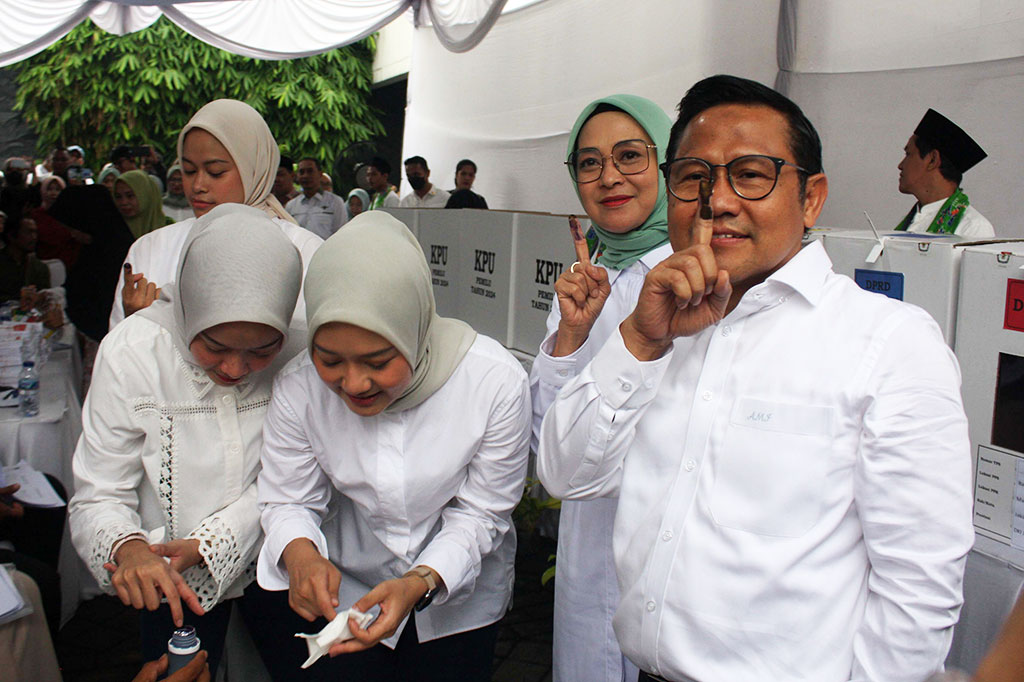 Calon wakil presiden nomor urut 1 Muhaimin Iskandar mencelupkan ujung jari telunjuknya ke tinta pemilu setelah melakukan pencoblosan di TPS 23 Kelurahan Bangka, Jakarta, Rabu, 14 Februari 2024, guna menyimbolkan angka satu sesuai nomor urutannya pada Pemilu Presiden dan Wakil Presiden (Pilpres) 2024.