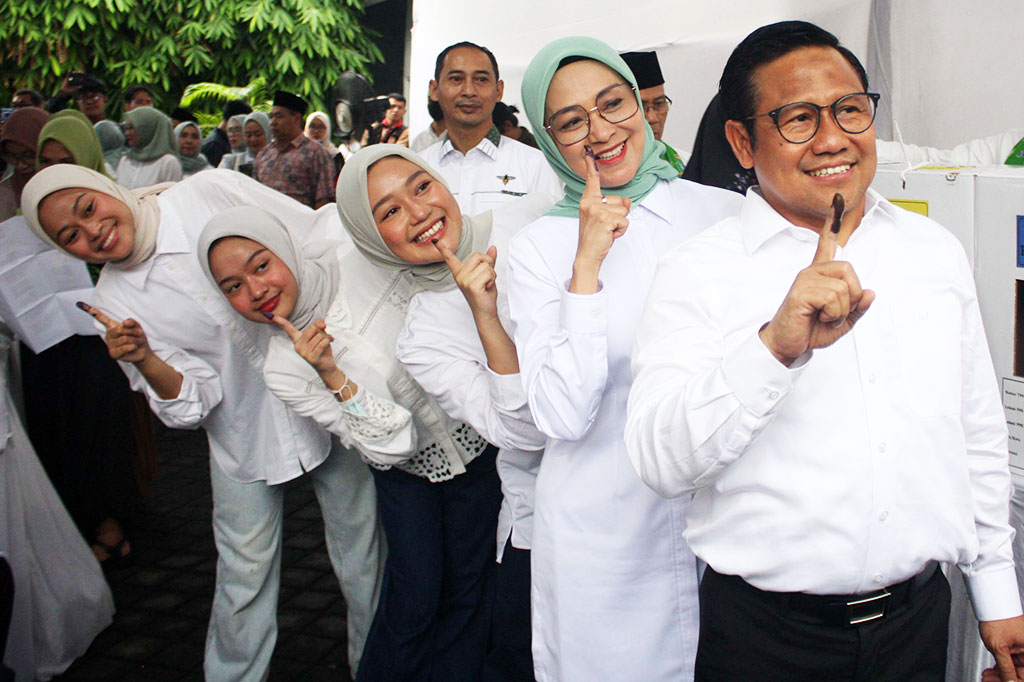 Tak hanya dirinya, istri beserta ketiga putrinya pun melakukan hal yang sama setelah mencoblos surat suara. Mereka pun berpose menghadap ke awak media sambil mengacungkan jari telunjuknya yang telah ditandai tinta pemilu.