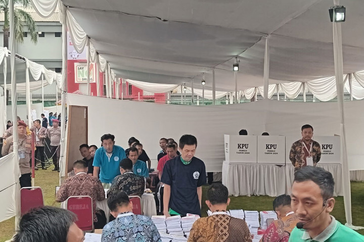 Lembaga Pemasyarakatan (Lapas) Cipinang, Jakarta Timur menyediakan tempat pemungutan suara (TPS) bagi ribuan tahanan. Khusus, tahanan narkotika tercatat ada 2.864 orang yang ikut mencoblos pada Pemilu 2024.
