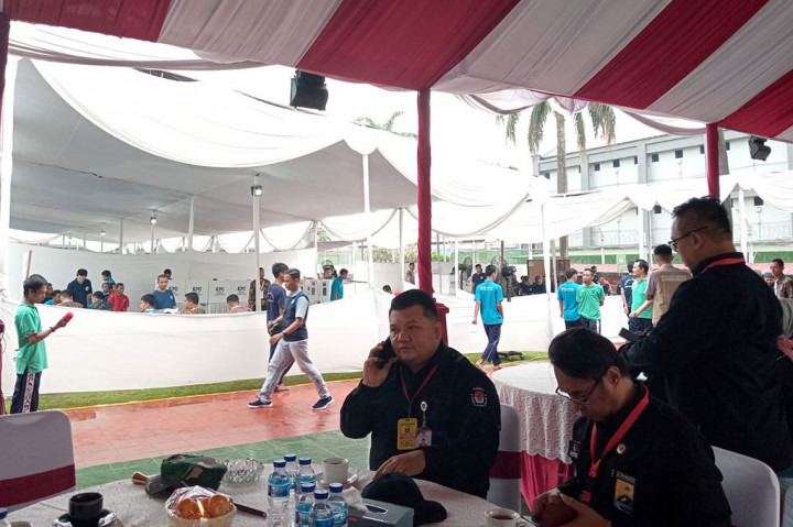 Kapolres Metro Jakarta Timur Kombes Nicolas Ary Lilipaly menambahkan ada dua personel menjaga masing-masing TPS yang disediakan di lapas khusus narkotika Cipinang ini. Ditambah, pasukan TNI dan petugas pengamanan lapas.