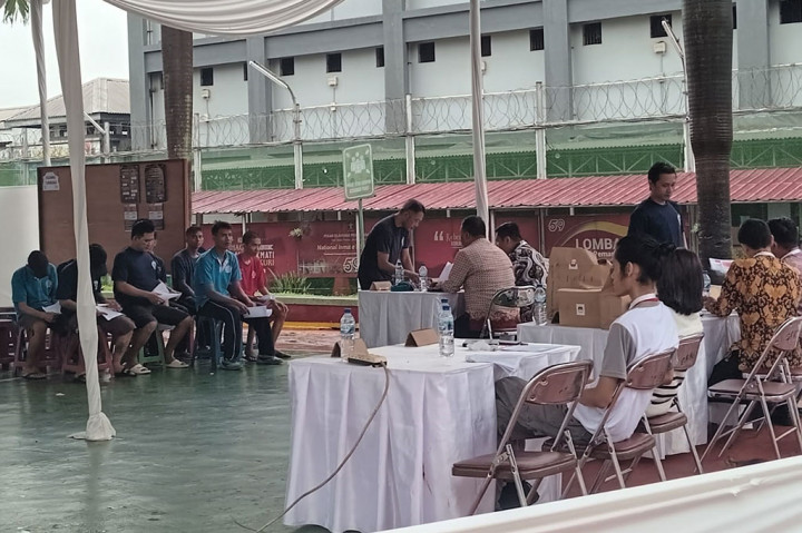Fonika mengatakan ribuan tahanan narkotika itu mencoblos di 11 TPS yang disediakan di halaman lapas. Sebelum mencoblos, para tahanan telah diberikan sosialisasi dari pihak Komisi Pemilihan Umum (KPU).