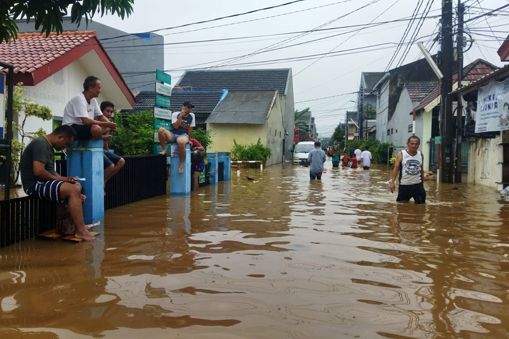 Saat ini tim BPBD Tangsel telah menerjunkan perahu karet dan mesin penyedot air ke dua perumahan tersebut.