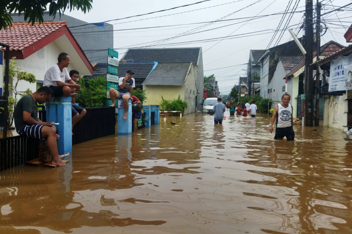 Saat ini tim BPBD Tangsel telah menerjunkan perahu karet dan mesin penyedot air ke dua perumahan tersebut.