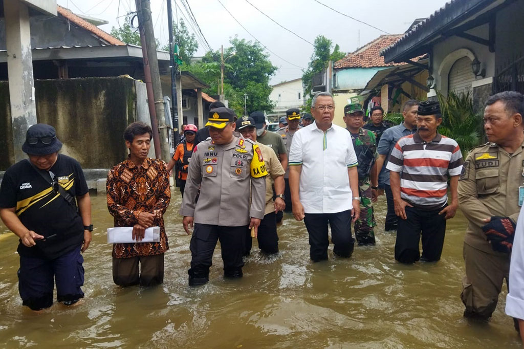 Benyamin menuturkan, banjir tersebut meluap dari aliran kali yang berada di belakang pemukiman sekitar. Ada satu sisi sungai belum di turap itu segera  diprogramkan di Tahun Anggaran 2024 ini.