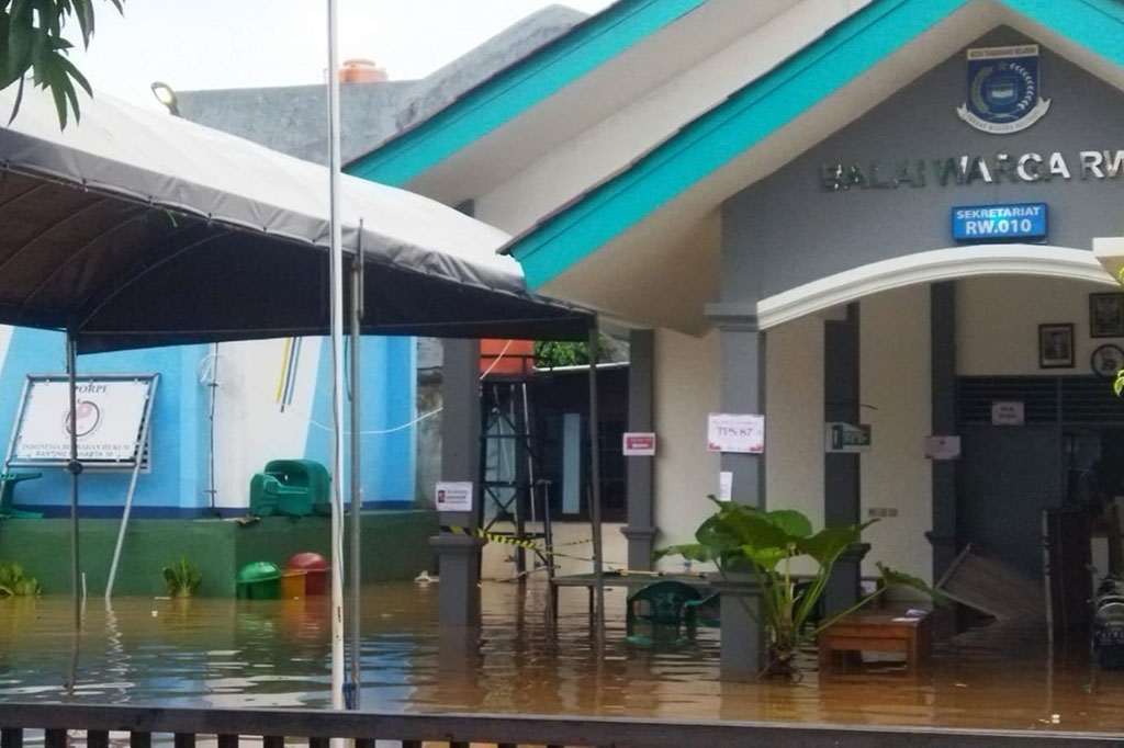 Wali Kota Tangsel, Benyamin Davnie mengatakan, dua perumahan yang dilanda banjir yakni di Pondok Maharta dan Kavling Kampung Bulak yang masuk di Kecamatan Pondok Aren. Akses jalan menuju ke perumahan tersebut terputus.