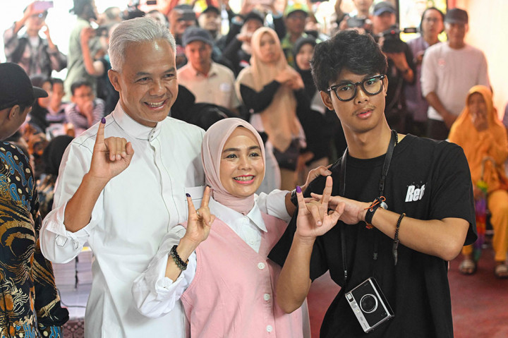 Calon presiden nomor urut 3, Ganjar Pranowo bersama istri dan anaknya menunjukkan jari usai menggunakan hak suaranya pada Pemilu 2024 di TPS 11 Kelurahan Lempongsari, Semarang, Jawa Tengah, Rabu, 14 Februari 2024.