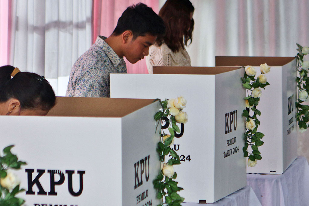 Calon wakil presiden nomor urut 2 Gibran Rakabuming Raka bersama istrinya, Selvi Ananda, menggunakan hak suara mereka di Tempat Pemungutan Suara (TPS) 34 Manahan, Kota Surakarta, Jawa Tengah, Rabu, 14 Februari 2024.