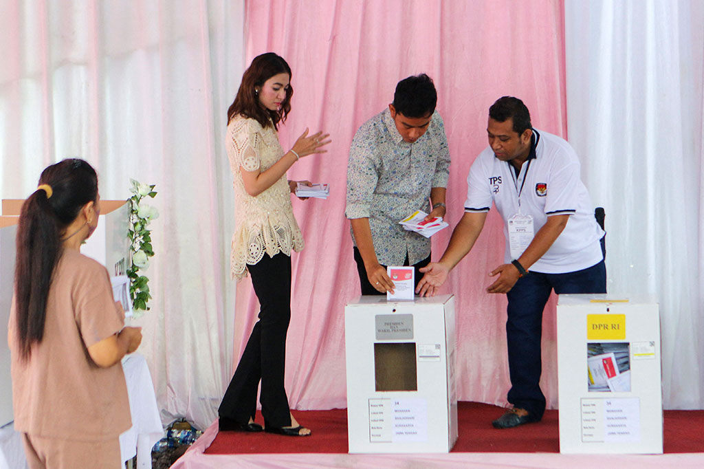 Disinggung mengenai rencananya usai mencoblos, Gibran mengatakan tidak akan kemana-mana. 