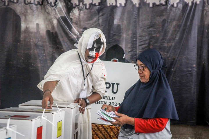 Penggunaan kostum bertema hantu tersebut bertujuan untuk menarik warga agar menggunakan hak pilihnya dalam pesta demokrasi kali ini. 