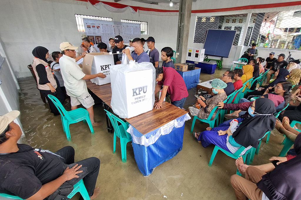 Antusiasme warga menggunakan hak suara di TPS 20 RT.01/05 Larangan Utara, Larangan, Kota Tangerang, Banten, yang tergenang banjir, Rabu, 14 Februari 2024.