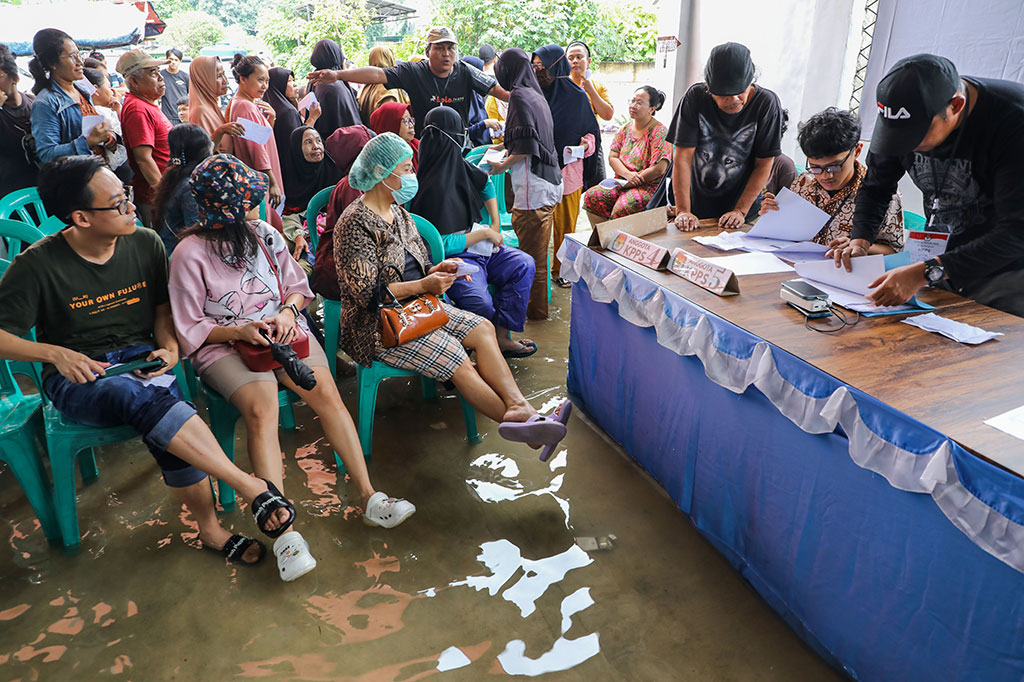 Hujan deras yang terjadi sejak dini hari dan meluapnya sodetan sungai Pesanggrahan menyebabkan banjir di wilayah tersebut.
