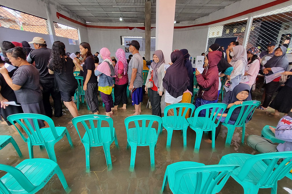 Proses pemungutan suara Pemilu 2024 terpaksa mundur dan baru dimulai pukul 11.00 WIB karena sebagian besar rumah warga pemilih tergenang air hingga setinggi dada orang dewasa.