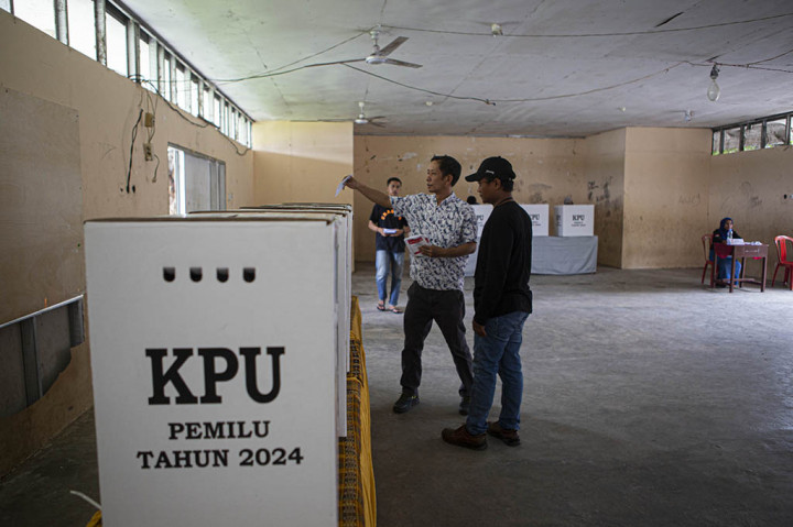 Ia bersama keluarganya datang lebih pagi agar bisa segera menyalurkan hak pilihnya. 