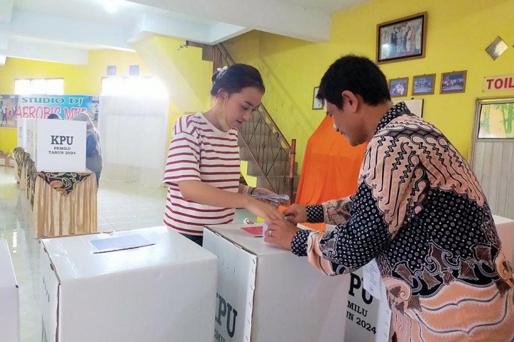 Petugas keamanan Hansip, Acim, mengatakan pada hari pencoblosan jaringan listrik secara tiba-tiba padam sekitar pukul 09.10 WIB dan disusul pukul 11.45 WIB yang membuat ruang tempat pemungutan suara mendadak gelap. Namun, para pemilih terutama lansia setelah mencoblos kebingungan untuk melipat surat suara hingga petugas KPPS sudah beberapa kali memperbaikinya.