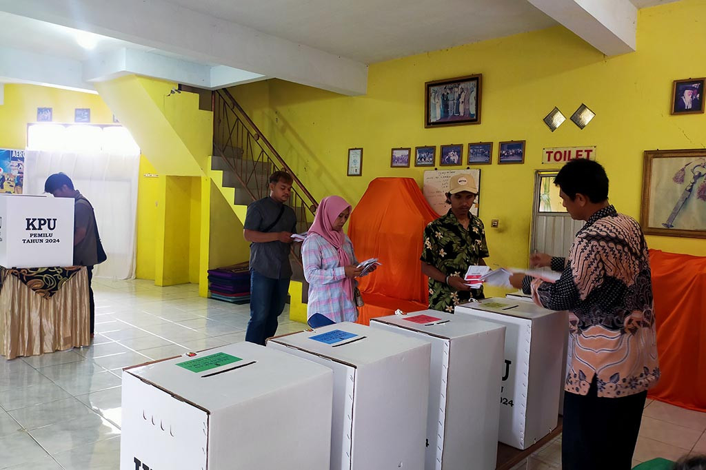 Jelang pencoblosan pada Pemilihan Umum (Pemilu) 2024 yang dilakukannya di tempat pemungutan suara (TPS) 37, RW 13, Kelurahan Cikalang, Kecamatan Tawang, Kota Tasikmalaya, Jawa Barat, Rabu, 14 Februari 2024 sempat mengalami kendala terutama terjadinya mati listrik dua kali. Pencoblosan tersebut, banyak dikeluhkan pemilih terutama sulitnya melipat surat suara.