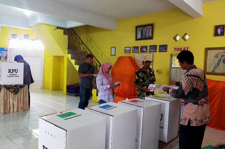 Jelang pencoblosan pada Pemilihan Umum (Pemilu) 2024 yang dilakukannya di tempat pemungutan suara (TPS) 37, RW 13, Kelurahan Cikalang, Kecamatan Tawang, Kota Tasikmalaya, Jawa Barat, Rabu, 14 Februari 2024 sempat mengalami kendala terutama terjadinya mati listrik dua kali. Pencoblosan tersebut, banyak dikeluhkan pemilih terutama sulitnya melipat surat suara.