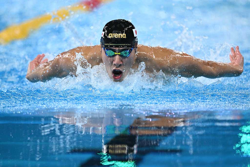 Di nomor 200 meter gaya kupu-kupu putra, perenang andalan Jepang Tomoru Honda tanpa kesulitan merengkuh medali emas usai absennya atlet juara dunia asal Prancis, Leon Merchand. Tomoru Honda memperoleh medali emas usai menjadi yang tercepat dengan catatan waktu 1 menit 53,88 detik.