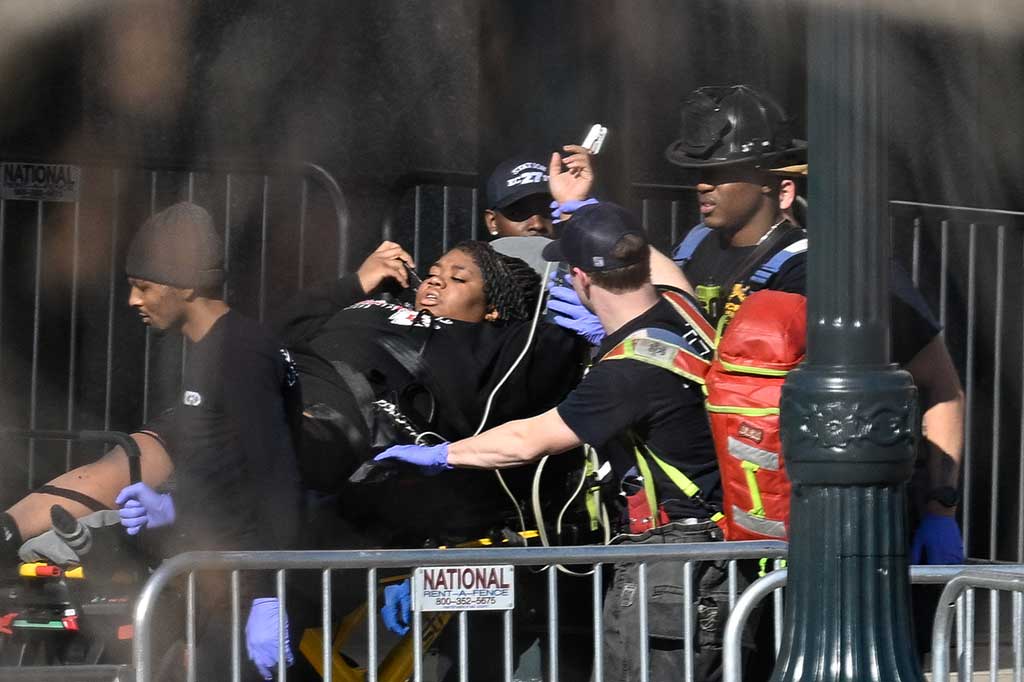 “Kami memiliki delapan pasien yang kami anggap dapat mengancam nyawa, tujuh pasien mengalami cedera yang mengancam nyawa, dan enam pasien mengalami luka ringan,” kata kepala pemadam kebakaran Kansas City Ross Grundyson. 