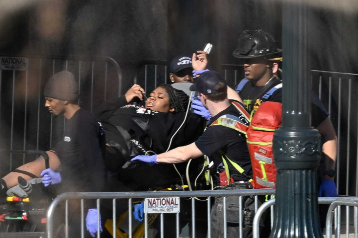 “Kami memiliki delapan pasien yang kami anggap dapat mengancam nyawa, tujuh pasien mengalami cedera yang mengancam nyawa, dan enam pasien mengalami luka ringan,” kata kepala pemadam kebakaran Kansas City Ross Grundyson. 