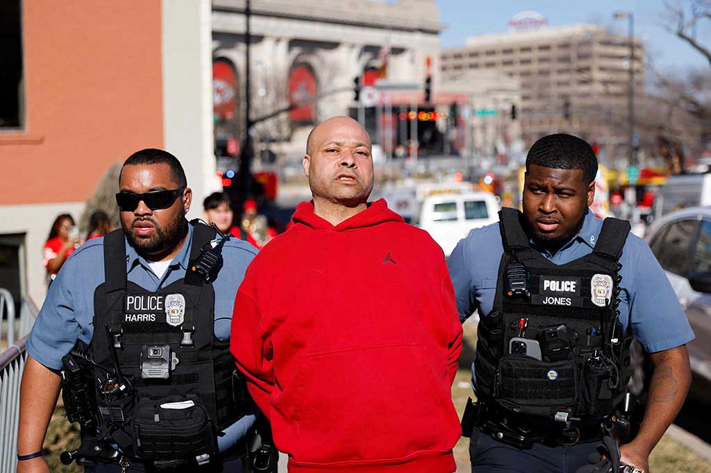 Polisi mengatakan dua orang bersenjata telah ditahan untuk mempertanggungjawabkan perbuatannya.