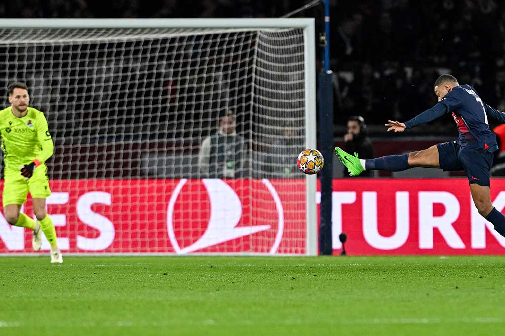 Kedua tim sama-sama berpeluang membuka keunggulan di babak pertama. Namun hingga jeda istirahat, tidak ada satu pun gol yang tercipta.