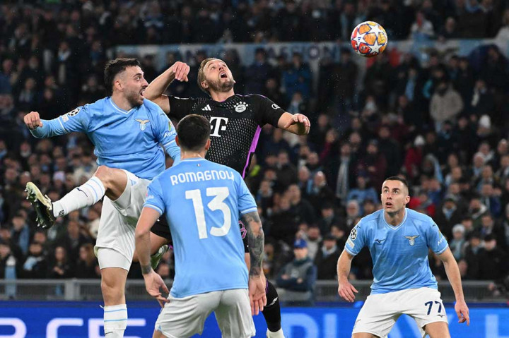 Dominasi Bayern terus berlanjut sepanjang babak pertama. Namun, Lazio bisa bertahan dengan solid dan disiplin. Serangan-serangan Bayern jarang menembus pertahanan Lazio, mereka terpaksa banyak melepaskan tembakan dari luar kotak penalti. Kedua tim harus puas main imbang 0-0 sampai turun minum.