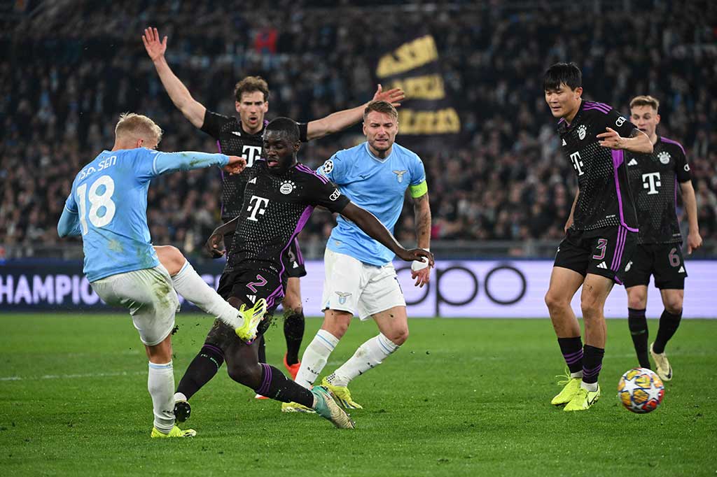 Di babak kedua, Lazio mengejutkan Bayern dengan serangan cepat. Pada menit ke-67, Lazio mendapatkan hadiah penalti setelah Dayot Upamecano melanggar Gustav Isaksen di kotak terlarang. Wasit juga memberikan kartu merah kepada bek Prancis tersebut.