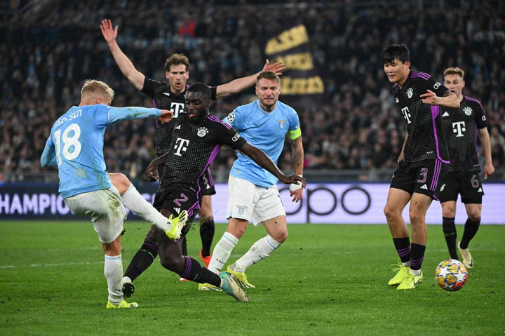 Di babak kedua, Lazio mengejutkan Bayern dengan serangan cepat. Pada menit ke-67, Lazio mendapatkan hadiah penalti setelah Dayot Upamecano melanggar Gustav Isaksen di kotak terlarang. Wasit juga memberikan kartu merah kepada bek Prancis tersebut.