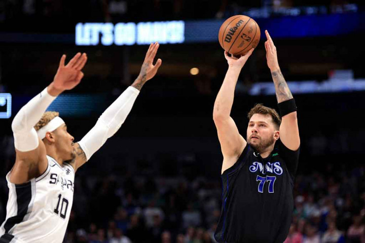 Sementara Luka Doncic menyumbangkan 27 poin 9 rebound, dan 8 assist, meskipun hanya bermain tiga kuarter, untuk mengatasi defisit 15 poin.