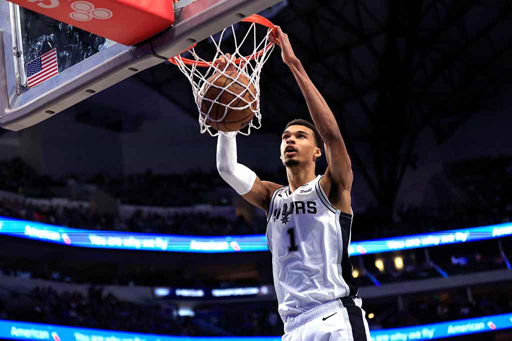 Victor Wembanyama mencetak 26 poin, 9 rebound, dan 3 blok dalam debutnya di Dallas.